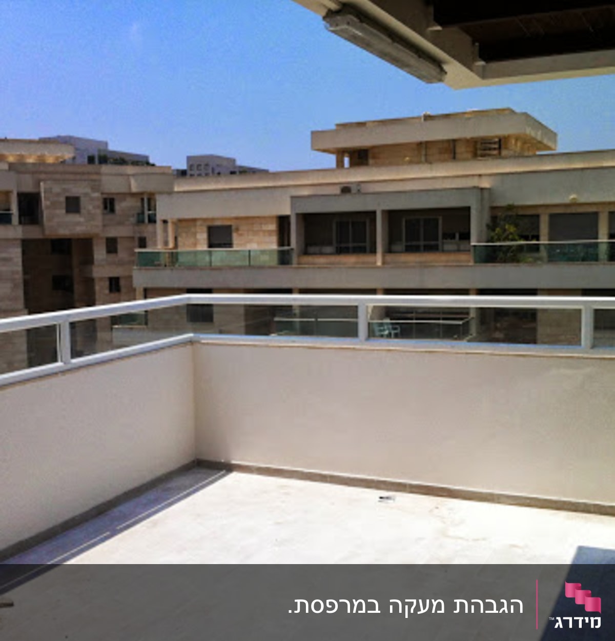 מרפסת עם מעקה אלומיניום לבן